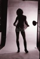 1980 Boldog újévet kívánó aktmodell, szolidan erotikus felvételek, 21 db vintage negatív, 24x36 mm