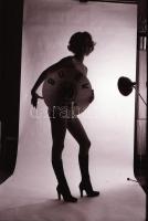 1980 Boldog újévet kívánó aktmodell, szolidan erotikus felvételek, 21 db vintage negatív, 24x36 mm