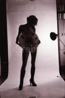 1980 Boldog újévet kívánó aktmodell, szolidan erotikus felvételek, 21 db vintage negatív, 24x36 mm