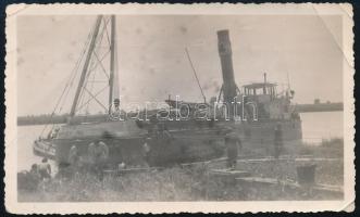 cca 1930-1940 az MFTR Vásárhelyi Pál gőzhajó a partnál, fotó, 7×11,5 cm