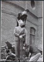 1945 Budapest, Háborús bűnös nyilvános kivégzése a börtön udvarán, 3 db vintage negatívról készült m...