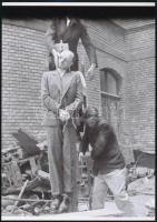 1945 Budapest, Háborús bűnös nyilvános kivégzése a börtön udvarán, 3 db vintage negatívról készült m...