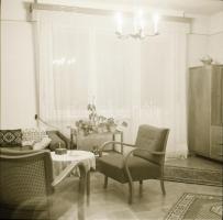 cca 1939 Dr. Bónis Ferenc rendőrfogalmazó budapesti lakásának berendezése, 9 db szabadon felhasználható vintage negatív, 6x6 cm