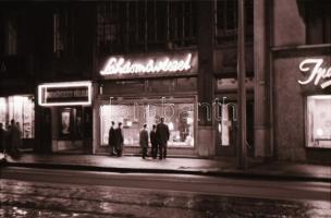 cca 1972 Budapesti utcák, terek, építmények, reklámok éjszakai kivilágításban, 44 db szabadon felhas...