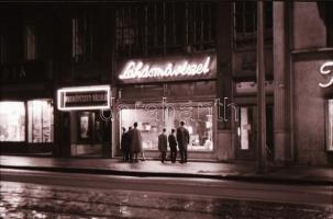 cca 1972 Budapesti utcák, terek, építmények, reklámok éjszakai kivilágításban, 44 db szabadon felhas...