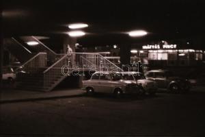 cca 1972 Budapesti utcák, terek, építmények, reklámok éjszakai kivilágításban, 44 db szabadon felhas...