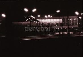 cca 1972 Budapesti utcák, terek, építmények, reklámok éjszakai kivilágításban, 44 db szabadon felhas...
