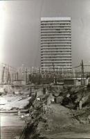 1983 Budapest, várostörténeti felvételek a Kacsóh Pongrác úti felüljáró és villamos vágányok építésé...