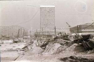 1983 Budapest, várostörténeti felvételek a Kacsóh Pongrác úti felüljáró és villamos vágányok építésé...