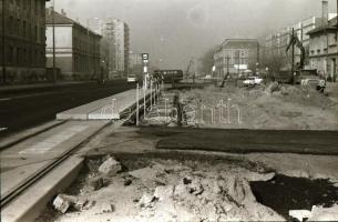 1983 Budapest, várostörténeti felvételek a Kacsóh Pongrác úti felüljáró és villamos vágányok építésé...
