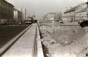 1983 Budapest, várostörténeti felvételek a Kacsóh Pongrác úti felüljáró és villamos vágányok építésé...