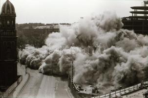 1980. július 28. Budapest, Marx tér, a MÁV-ház felrobbantásáról készült felvétel sorozat, 26 db szab...