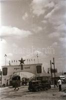 1950. május 7. Teherautók Budapesten és Dunapentelén, Rózsa György (?-?) budapesti fotóriporter hagy...