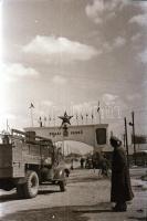 1950. május 7. Teherautók Budapesten és Dunapentelén, Rózsa György (?-?) budapesti fotóriporter hagy...