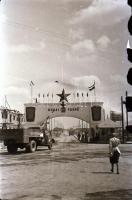 1950. május 7. Teherautók Budapesten és Dunapentelén, Rózsa György (?-?) budapesti fotóriporter hagy...