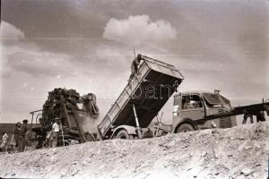 1950. május 7. Teherautók Budapesten és Dunapentelén, Rózsa György (?-?) budapesti fotóriporter hagy...