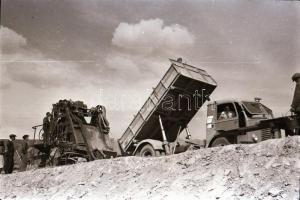 1950. május 7. Teherautók Budapesten és Dunapentelén, Rózsa György (?-?) budapesti fotóriporter hagy...