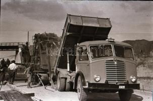 1950. május 7. Teherautók Budapesten és Dunapentelén, Rózsa György (?-?) budapesti fotóriporter hagy...