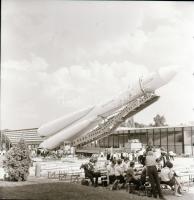 1962 Budapest, szovjet ipari és kereskedelmi kiállításon bemutatott Vosztok űrrakéta, 6 db szabadon ...