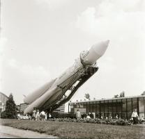 1962 Budapest, szovjet ipari és kereskedelmi kiállításon bemutatott Vosztok űrrakéta, 6 db szabadon ...