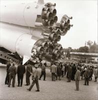 1962 Budapest, szovjet ipari és kereskedelmi kiállításon bemutatott Vosztok űrrakéta, 6 db szabadon ...