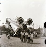 1962 Budapest, szovjet ipari és kereskedelmi kiállításon bemutatott Vosztok űrrakéta, 6 db szabadon ...
