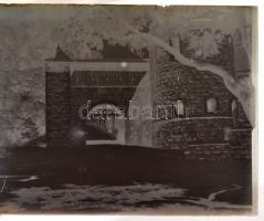 cca 1935 Kankowsky Photo Muzeum feliratú dobozban 13 db vintage üveglemez negatív, vegyes témákról készült felvételek, 9x12 cm