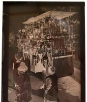 cca 1935 Kankowsky Photo Muzeum feliratú dobozban 13 db vintage üveglemez negatív, vegyes témákról k...