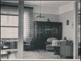 cca 1930 Úriasszony háza, 4 db fotó, 17×22 és 23×18 cm