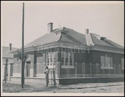 cca 1930 Úriasszony háza, 4 db fotó, 17×22 és 23×18 cm