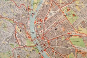 1943 Budapest térképe, "Az utca rendje" melléklete, 1:25 000, hajtásnál kis szakadás, 74x9...