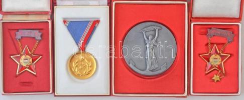 ~18db-os vegyes tétel a szocialista időszakból, közte kitüntetések, emlékérmek és jelvények, legtöbb...