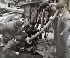 1964 Új-Erzsébet-híd 1960-1964. (Bp.,1964,) UVATERV, 27 t. (egészoldalas fekete-fehér fotó, 23x29 cm...