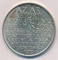 Lapis András (1942-) 1979. "Az ár betört! 1879 Március 12 éjfél után 2 óra - Száz évvel ezelőtt pusztította el a várost a Tisza - Szeged Megyei Városi Tanács" jelzett Ag emlékérem (34,93g/0.835/42,5mm) T:1- patina