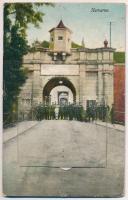 Komárom, Komárno; Várkapu katonákkal. leporellolap, belül: Tiszti pavilon, Zenepavilon, Kis-Duna híd, Kikötő, Katona kórház / castle gate with soldiers. leporellocard, inside: Officers&#039; pavilion, music pavilion, Danube bridge, port, military hospital (Rb)