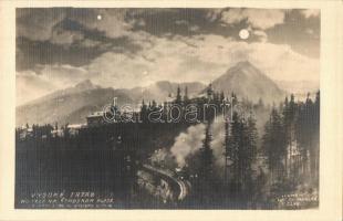 Tátra, Magas Tátra; Hotele na Strbskom Plese / Szálloda, Csorba tó, fogaskerekű vasút este / hotel, lake, cogwheel railway, locomotive at night