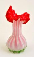 Többrétegű, piros szélű üveg váza, apró hibával, m: 18,5 cm