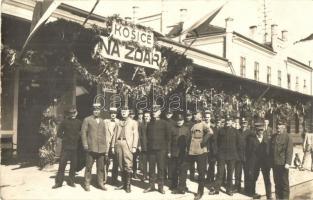 Kassa, Kosice; Vasútállomás, vasutasok csoportképe / railway station, railwaymen. Foto-Tátra (Trencín) photo