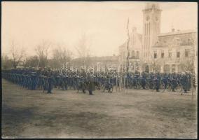 Kerékpáros katonák díszszemléje a nyírbátori községháza előtt, fotó, 11,5×16,5 cm