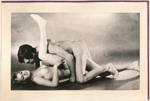 Pornográf jelenetek, 13 db fotó albumlapokon, 9×12 cm