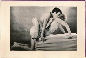 Pornográf jelenetek, 13 db fotó albumlapokon, 9×12 cm
