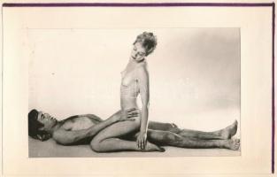 Pornográf jelenetek, 13 db fotó albumlapokon, 9×12 cm