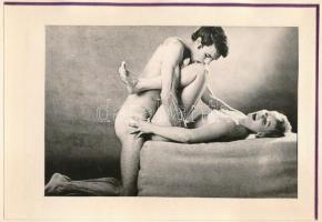 Pornográf jelenetek, 13 db fotó albumlapokon, 9×12 cm