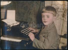 Kisfiú írógéppel, színezett fotó, 16×22 cm