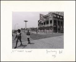 1983 Jankovszky György(1946-): New York, Coney Island, feliratozva, aláírt, pecséttel jelzett, kartonra kasírozva, 12,5×17,5 cm