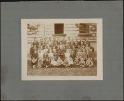 cca 1920 Gyöngyös, Iskolások csoportképe, kartonra kasírozott fotó, 15×20 cm