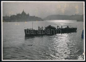 cca 1935 Budapest, A Tisza hajó végighalad a Dunán a Parlament előtt, MFI fotó, hátoldalon feliratozva, 12×17 cm