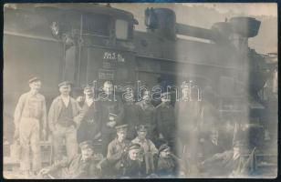 cca 1925 Vasutasok csoportképe mozdony előtt, fotólap, 9×14 cm