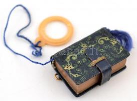 Al-Quran, Korán, minikönyv, díszes bőrkötésben, aranyozott lapszélekkel, papír tokban, nagyítóval