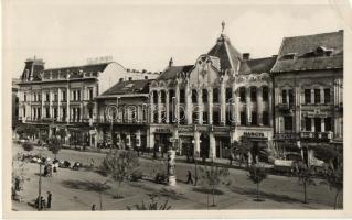 1944 Marosvásárhely, Targu Mures; Széchenyi tér, M. Kir. Államrendőrség palotája, Első Magyar Biztosító, Rosenfeld A. József, Günther Oszkár, Király Cukorka, Gálffy István, Hangya, Szathmáry és Kohn üzlete, gyógyszertár, Magyar Megújulás Pártja / square with shops, pharmacy, insurance company, party's office, police palace (EK)